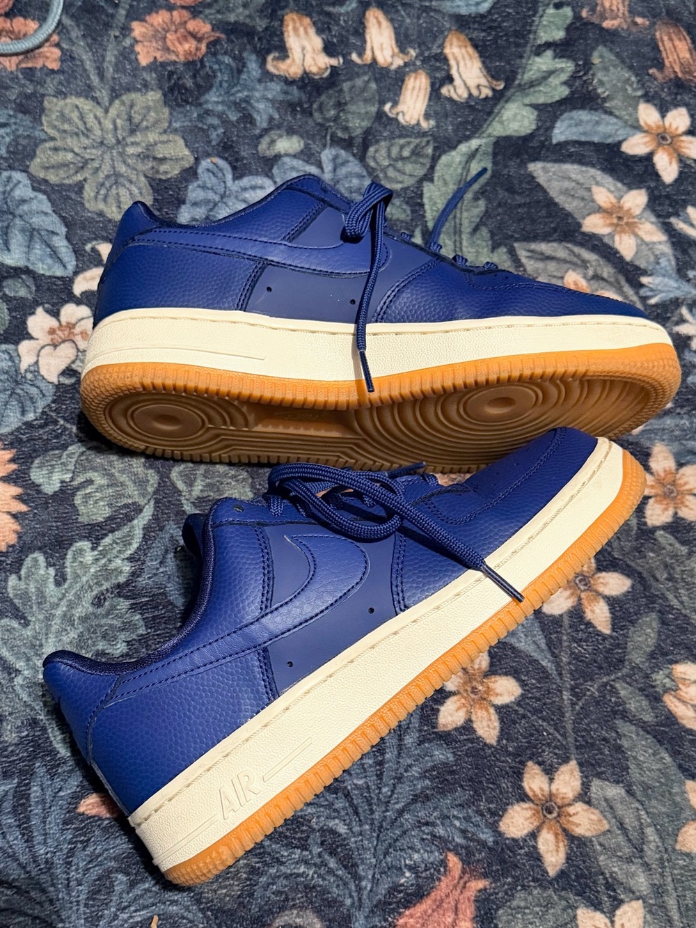 Womens NikeAir Force 1 07’ Sneakers with Gum Sole